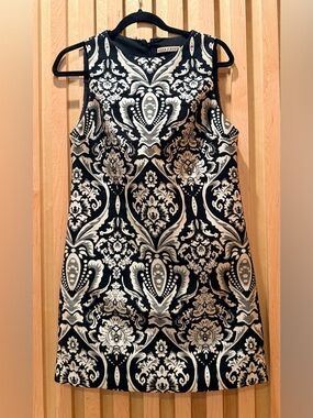 Alice + Olivia Black and Cream Damask Sleeveless Shift Dress